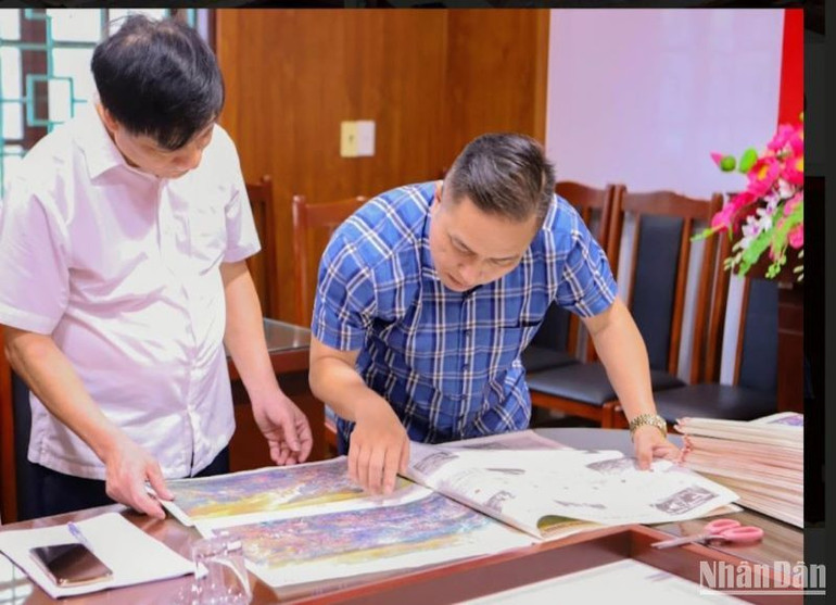 Văn phòng đại diện Báo Nhân Dân tại tỉnh Thái Bình giới thiệu cho đồng chí Giám đốc Sở Giáo dục và Đào tạo tỉnh các tương tác công nghệ khi xem tranh panorama chiến dịch Điện Biên Phủ.