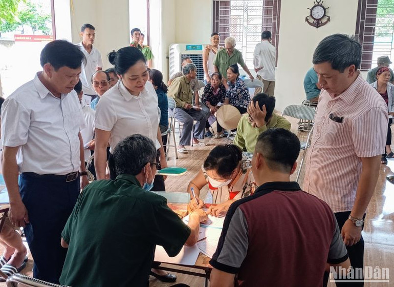 Huyện Vũ Thư thực hiện cấp quyền sử dụng đất lần đầu cho người dân.