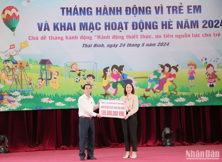 Bà Trần Ngọc Diệp, Giám đốc tài chính Công ty cổ phần Quốc tế Bảo Hưng trao 100 triệu đồng cho Quỹ Bảo trợ trẻ em tỉnh Thái Bình. Bà Trần Ngọc Diệp, Giám đốc tài chính Công ty cổ phần Quốc tế Bảo Hưng trao 100 triệu đồng cho Quỹ Bảo trợ trẻ em tỉnh Thái Bình.