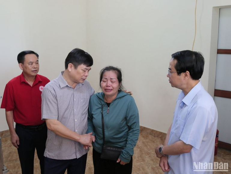 Lãnh đạo tỉnh Thái Bình cùng đại diện Sở Lao động, Thương binh và Xã hội thăm hỏi gia đình cháu bé xấu số.