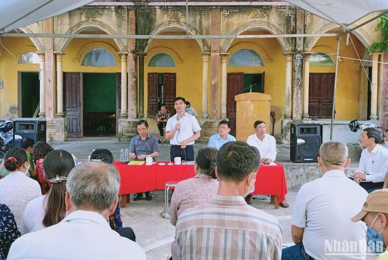 Lãnh đạo Huyện ủy Hưng Hà (tỉnh Thái Bình) đối thoại với người dân thị trấn Hưng Nhân chung quanh việc thu hồi đất phục vụ phát triển kinh tế-xã hội trên địa bàn.