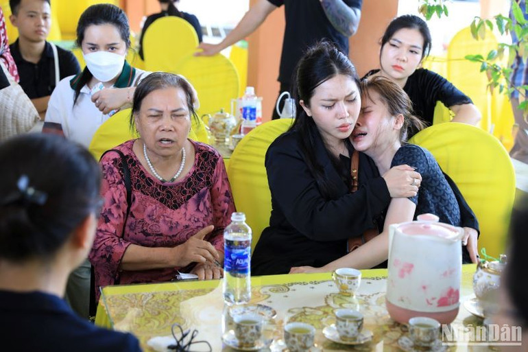 Mẹ cháu bé từ Đài Loan (Trung Quốc) trở về khóc ngất trong vòng tay người thân.