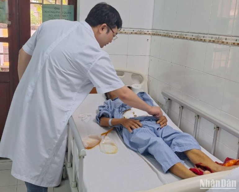 Các bác sĩ đang tiếp tục theo dõi sức khỏe cho bệnh nhân.