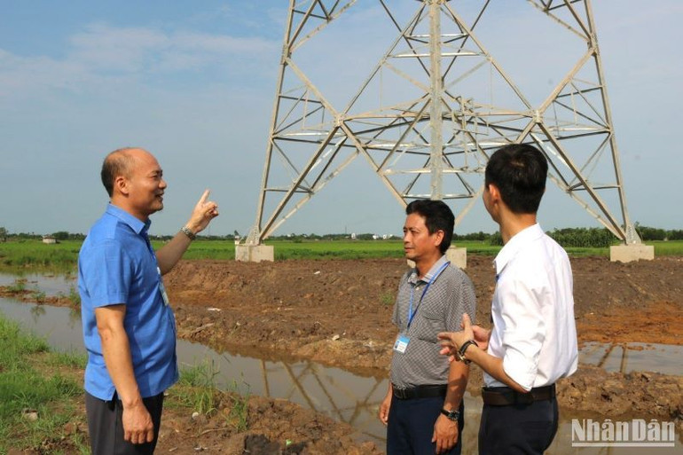 Tại 34 vị trí móng cột đường dây 500KV đi qua huyện Vũ Thư, người dân đã được tạm ứng tiền bồi thường. Các cơ quan chuyên môn đang tiếp tục hoàn thiện nhanh thủ tục, hồ sơ theo quy định hiện hành. Tại 34 vị trí móng cột đường dây 500KV đi qua huyện Vũ Thư, người dân đã được tạm ứng tiền bồi thường. Các cơ quan chuyên môn đang tiếp tục hoàn thiện nhanh thủ tục, hồ sơ theo quy định hiện hành.