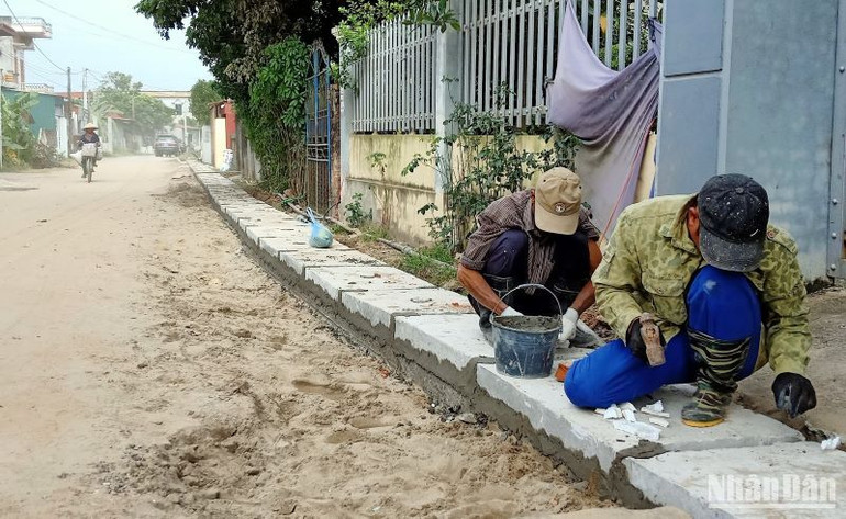 Xã Quỳnh Ngọc là một trong những địa phương đầu tiên của huyện Quỳnh Phụ có người dân đồng loạt tự nguyện hiến đất làm đường giao thông bằng hình thức góp quyền sử dụng đất không đòi lại.