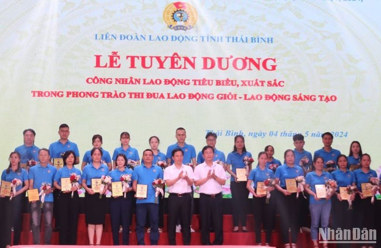 Vinh danh công nhân tiêu biểu trong thi đua "Lao động giỏi, lao động sáng tạo".