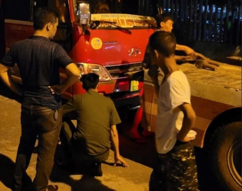 Cơ quan chức năng điều tra, khám nghiệm tại hiện trường vụ việc. (Ảnh: Minh Ngọc)