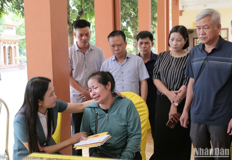 Nhiều đơn vị, đoàn thể trên địa bàn tỉnh Thái Bình đã kịp thời thăm hỏi, động viên gia đình cháu bé tử vong trên ô-tô ngày 29/5/2024. Nhiều đơn vị, đoàn thể trên địa bàn tỉnh Thái Bình đã kịp thời thăm hỏi, động viên gia đình cháu bé tử vong trên ô-tô ngày 29/5/2024.