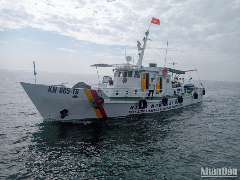 Tàu kiểm ngư của Chi cục Thủy sản Thái Bình thực hiện tuần tra trên biển.