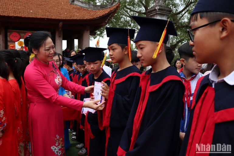 Khen thưởng học sinh giỏi cấp tỉnh trong Lễ khai bút đầu xuân.