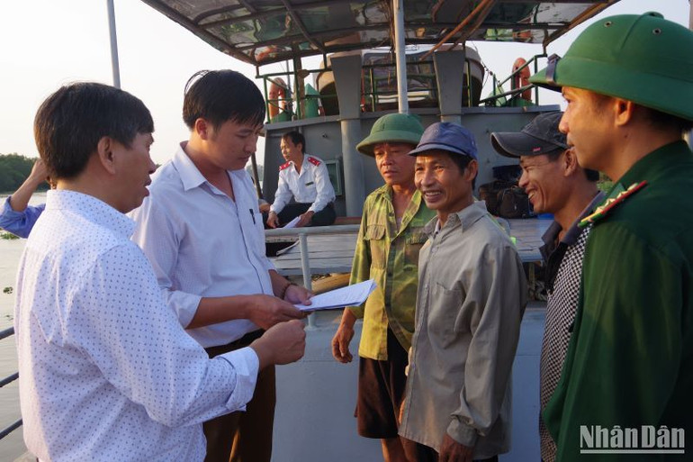 Bộ đội Biên phòng tỉnh Thái Bình cùng chính quyền địa phương tuyên truyền về quy định khai thác IUU cho ngư dân.