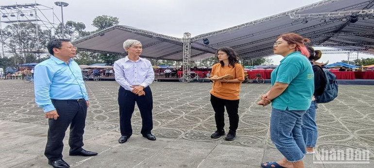 Lãnh đạo huyện trực tiếp đi kiểm tra, đôn đốc đơn vị tổ chức sự kiện điều chỉnh một số chi tiết trong lễ khai mạc diễn ra tối 22/2. Lãnh đạo huyện trực tiếp đi kiểm tra, đôn đốc đơn vị tổ chức sự kiện điều chỉnh một số chi tiết trong lễ khai mạc diễn ra tối 22/2.