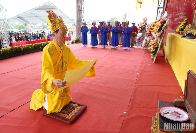 Anh hùng Lao động Trần Văn Sen, Chủ tịch Ban chấp hành Hội họ Trần Việt Nam đọc chúc văn.
