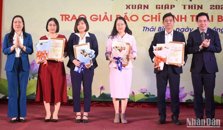 Trao giải Ba cho các tác giả đạt giải báo chí tỉnh Thái Bình.