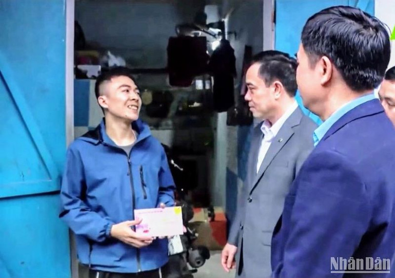 Người lao động rất vui trước sự quan tâm của Đoàn đại biểu Quốc hội tỉnh Thái Bình.