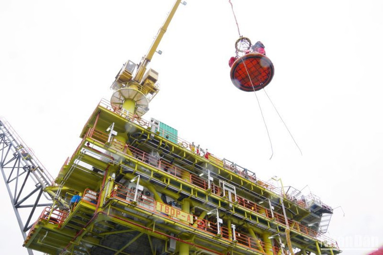 Cần cẩu tháp đưa người lên ca trực trên giàn khoan mỏ khí Thái Bình.