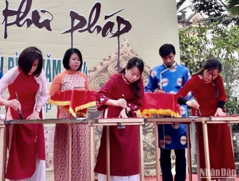 Trình diễn bài thơ "Xuân Văn" nổi tiếng của vua Trần Nhân Tông.