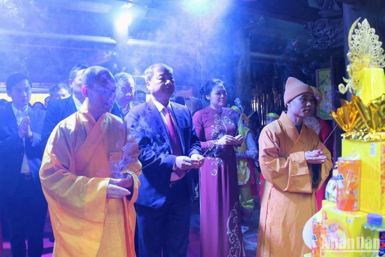 Các đại biểu cùng tăng ni, phật tử dâng hương lễ Phật Thánh.
