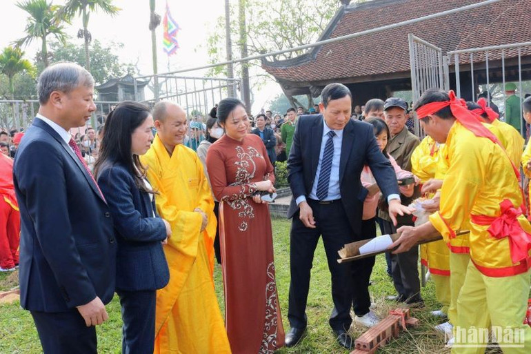 Cùng hòa mình vào các trò chơi dân gian trong Lễ hội chùa Keo.