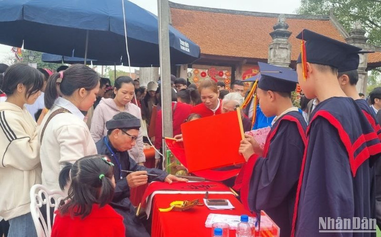 Học sinh các trường phổ thông đến xin chữ đầu năm.