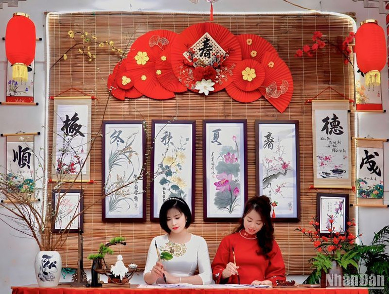 Những hội viên Thư pháp trẻ thuộc Bảo tàng tỉnh Thái Bình.