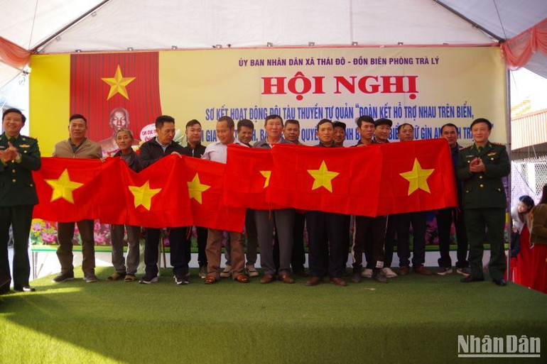 Đồn Biên phòng Trà Lý trao cờ Tổ quốc cho ngư dân xã Thái Đô (huyện Thái Thụy, tỉnh Thái Bình).