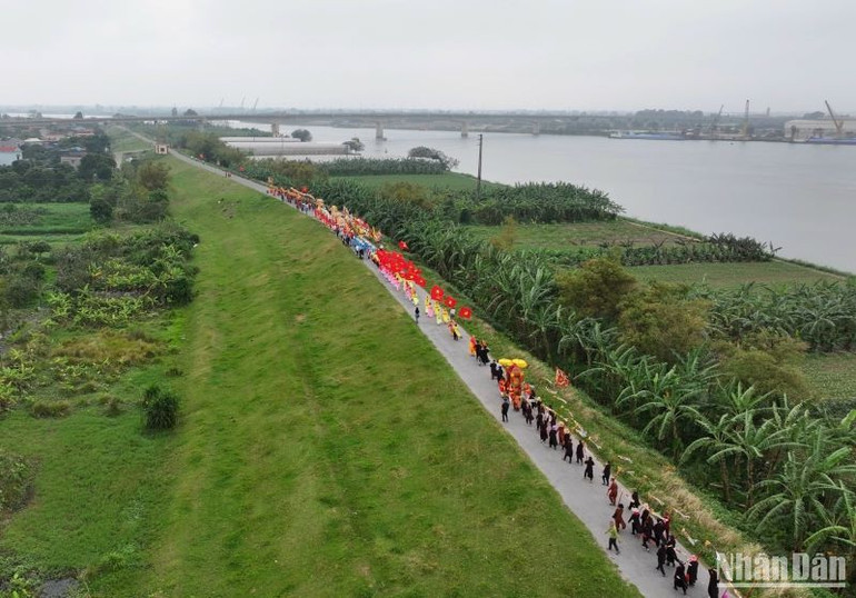 Năm nay, đoàn rước nước có gần 10 nghìn người tham gia, kéo dài khoảng 3km.