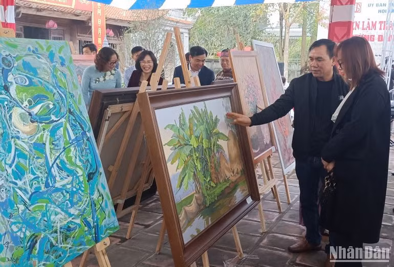 Triển lãm tranh, ảnh nghệ thuật với chủ đề "Sắc xuân" trong Lễ hội đền Trần.