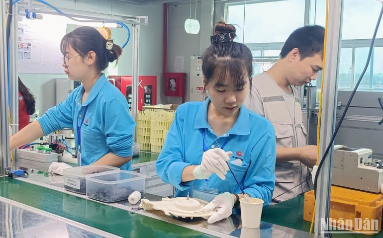 Sau Tết, tất cả công nhân Công ty trách nhiệm hữu hạn Ohsung Vina Thái Bình đều quay lại nhà máy làm việc. Sau Tết, tất cả công nhân Công ty trách nhiệm hữu hạn Ohsung Vina Thái Bình đều quay lại nhà máy làm việc.