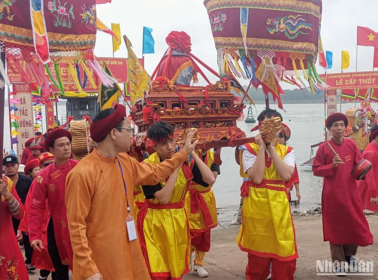 Các thanh niên trong xã Tiến Đức là những người trực tiếp khiêng kiệu đặt bình nước thiêng về đền Trần.