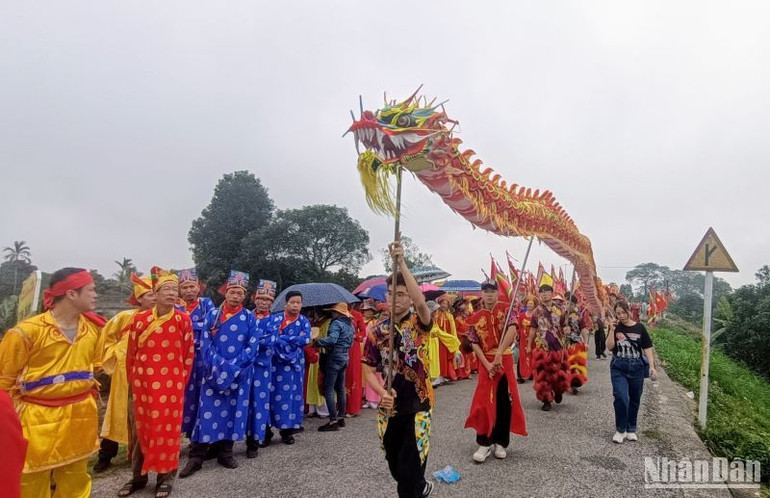 Hình tượng rồng không thể thiếu trong lễ rước nước đền Trần Thái Bình.