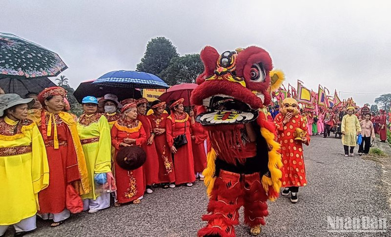 Đội múa sư tử trong đoàn rước nước.