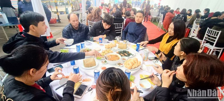 Sau chương trình "Tết sum vầy - Xuân chia sẻ", công nhân và người lao động đều dự bữa cơm tất niên đầm ấm, vui vẻ.