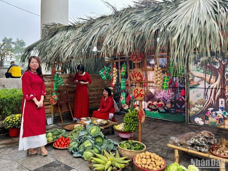 Tái hiện góc chợ quê mộc mạc, đơn sơ nhưng thắm đượm nét truyền thống.