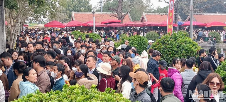 Dòng người ken đặc trong Khu di tích Quốc gia đặc biệt chùa Keo.