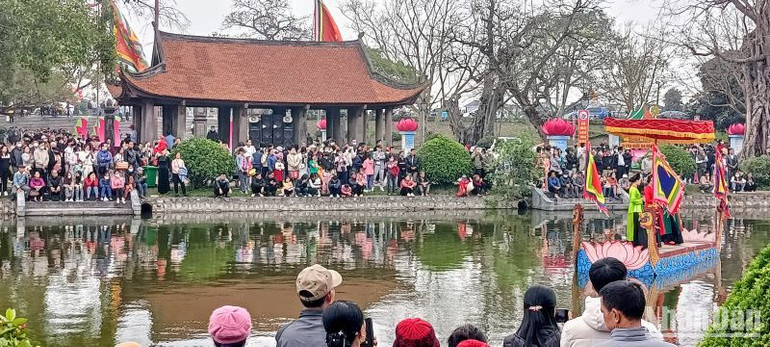 Hát giao duyên trên thuyền trong ngày khai hội.