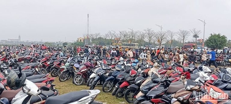 Các bãi gửi xe không còn một chỗ trống.