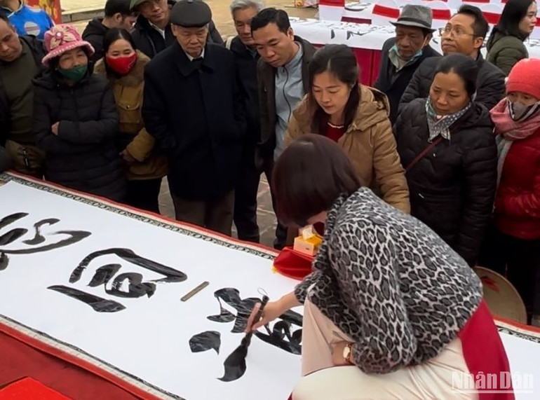 Các Câu lạc bộ giao lưu thư pháp trong Lễ hội đền Trần.