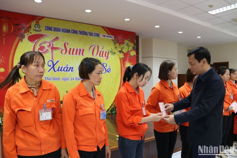Phó Chủ tịch Thường trực Liên đoàn Lao động tỉnh Thái Bình Nguyễn Thái Dương trao quà Tết cho người lao động Công ty Trách nhiệm hữu hạn Yazaki Hải Phòng Việt Nam tại Thái Bình.