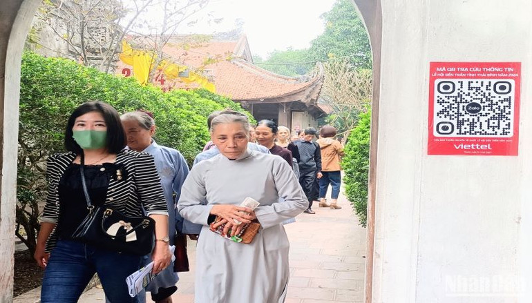 Các địa điểm trong khu di tích đều gắn mã QR để du khách truy cập tìm hiểu về Lễ hội đền Trần tỉnh Thái Bình. Các địa điểm trong khu di tích đều gắn mã QR để du khách truy cập tìm hiểu về Lễ hội đền Trần tỉnh Thái Bình.