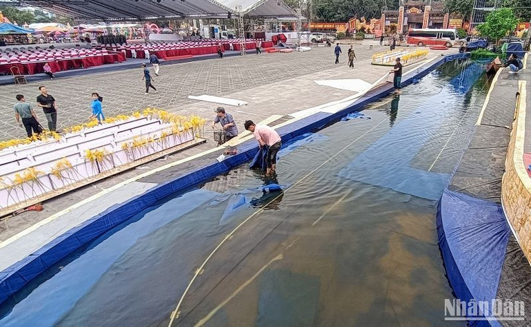 Sân khấu chính rộng hơn 1.000m2 đang được hoàn thiện những khâu cuối cùng. Sân khấu chính rộng hơn 1.000m2 đang được hoàn thiện những khâu cuối cùng.