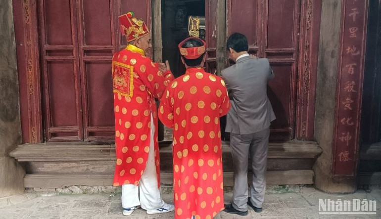 Lễ khai chỉ mở cửa đền Thánh.