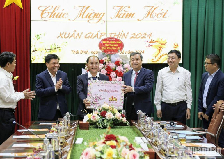 Bí thư Tỉnh ủy Thái Bình Ngô Đông Hải (thứ 3 từ phải qua) thăm, chúc Tết cán bộ, công nhân Nhà máy sản xuất Amon Nitrat tại huyện Thái Thụy.