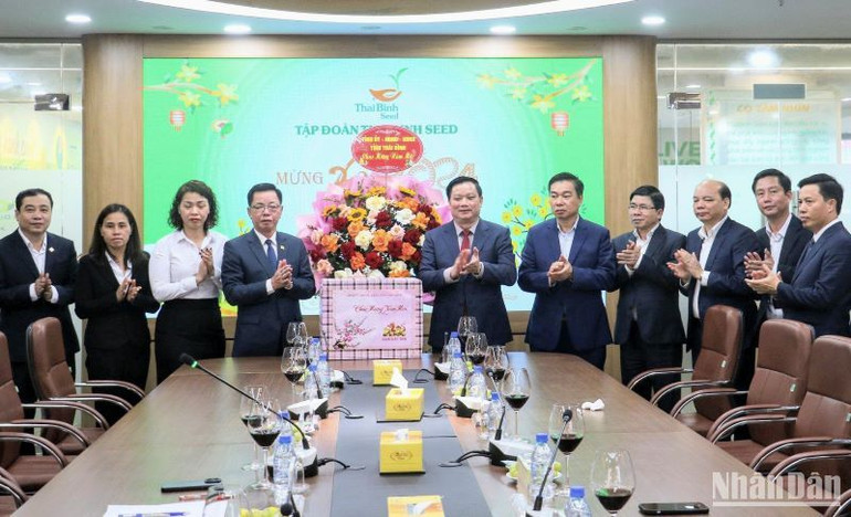 Chủ tịch Ủy ban nhân dân tỉnh Thái Bình Nguyễn Khắc Thận thăm, tặng quà cán bộ, người lao động Tập đoàn ThaiBinh Seed tại thành phố Thái Bình.