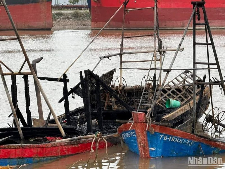 Hiện trường 2 chiếc tàu vỏ gỗ công suất lớn bị cháy.