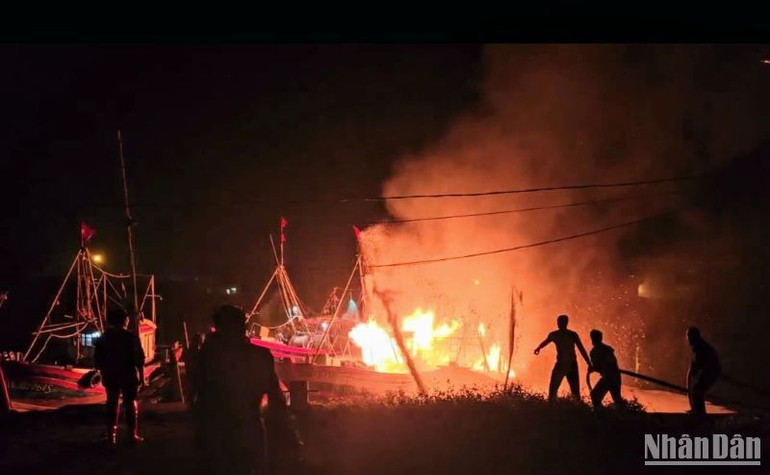 Đám cháy lớn trên 2 tàu đang neo đậu tại bến cá Tân Sơn (huyện Thái Thụy, tỉnh Thái Bình).