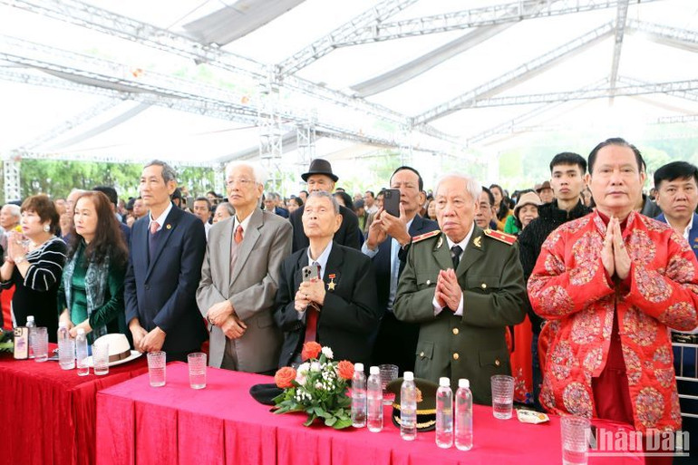 Các đại biểu nghe đọc chúc văn.