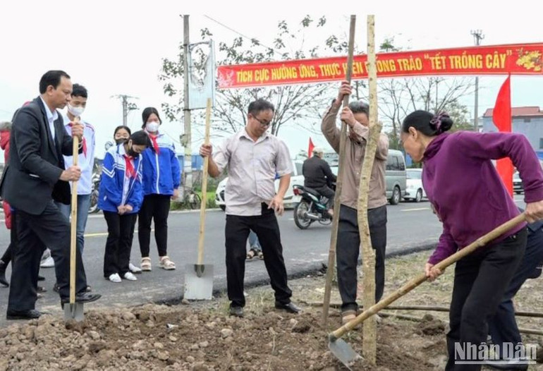 Huyện Vũ Thư (tỉnh Thái Bình) trong sáng 15/2 đã tổ chức Tết trồng cây, địa phương phấn đấu trồng hơn 200 nghìn cây xanh trong năm nay.
