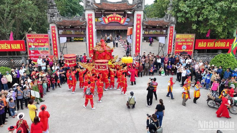 Người dân hân hoan đón chờ đoàn rước nước về tới Di tích Quốc gia đặc biệt Khu lăng mộ và đền thờ các vị vua triều Trần.