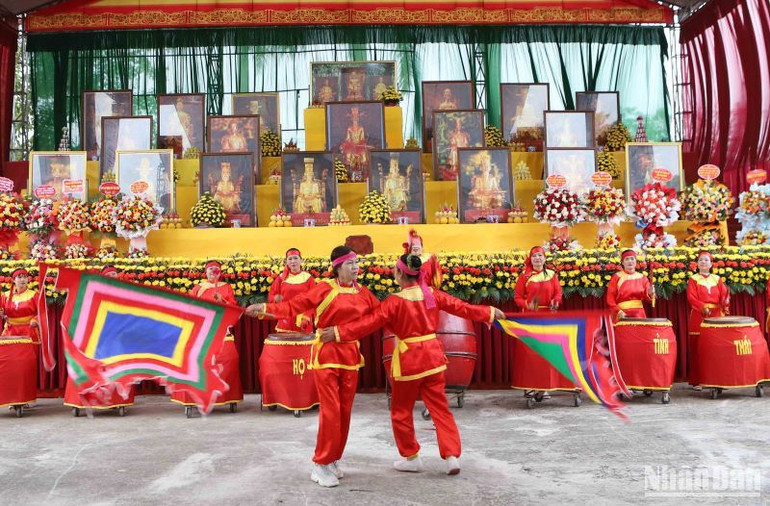 Múa cờ trong Đại lễ giỗ Tổ họ Trần Việt Nam.